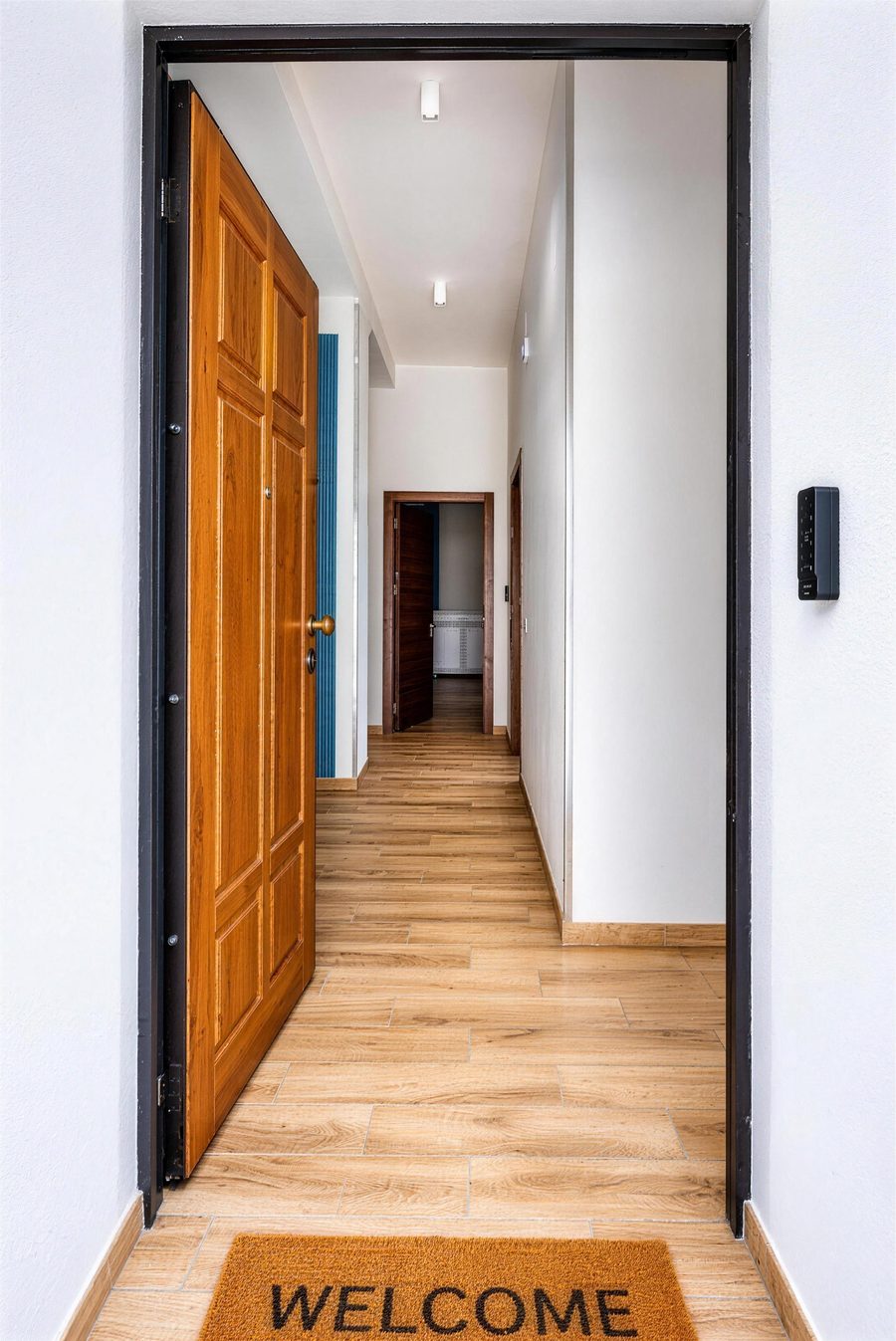 L'ingresso del B&B con serratura smart a codice e corridoio luminoso appena ristrutturato