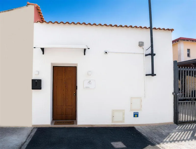 L'ingresso esterno del Fuoribinario B&B: facciata bianca con tetto in coppi